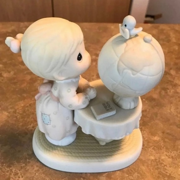 Precious Moments Figurine - Picture 1 of 4